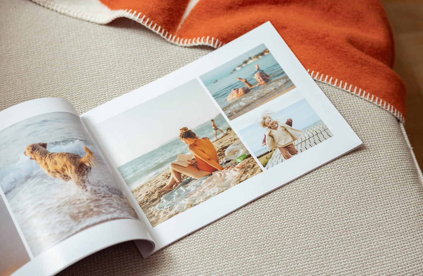 Aufgeschlagenes Softcover-Fotobuch  mit Urlaubsfotos