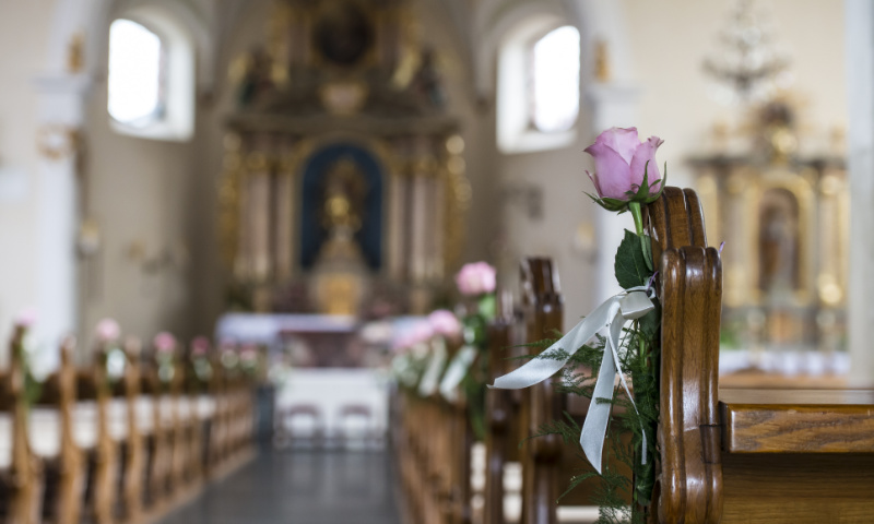 Schöne Roggen Hochzeit Dekoration in einer Kirche während