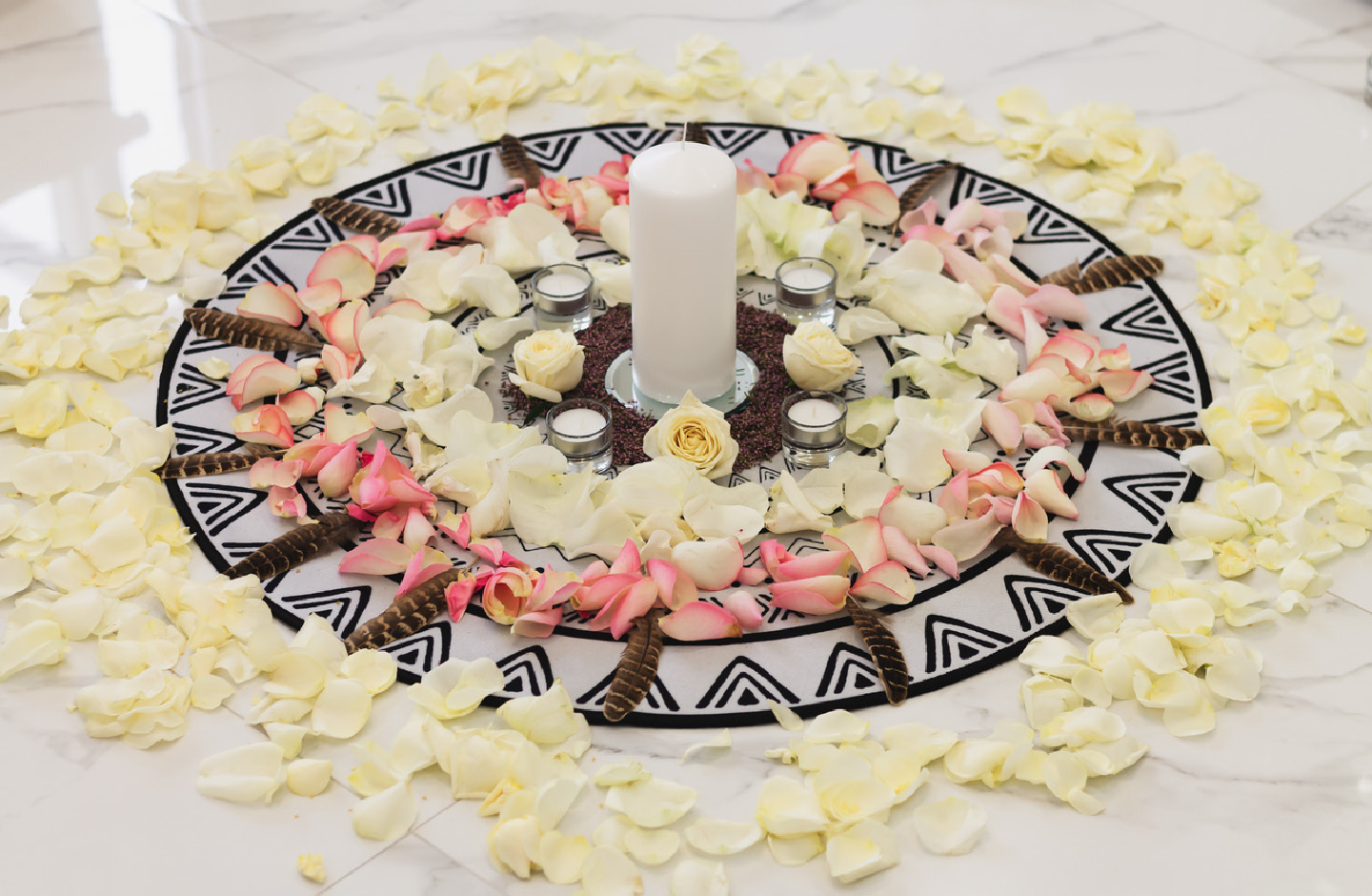 Mandala, Blüten und Kerze beim Mother Blessing