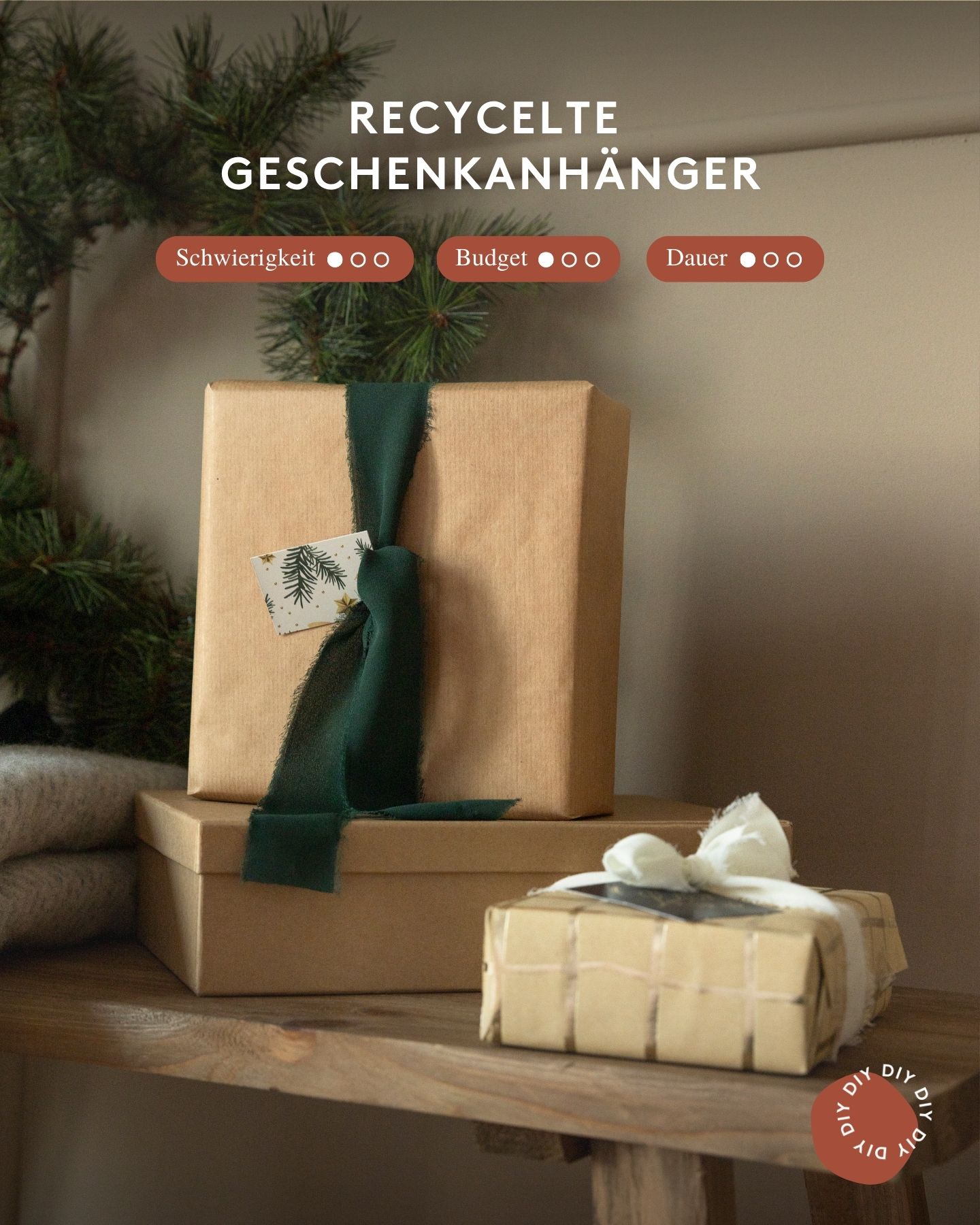 Schön verpacktes Geschenk mit receceltem Geschenkanhänger