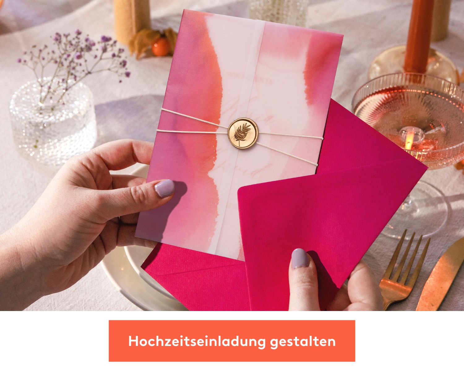 Frauhält Hochzeitseinladung mit Wachssiegel und Umschlag in der Hand