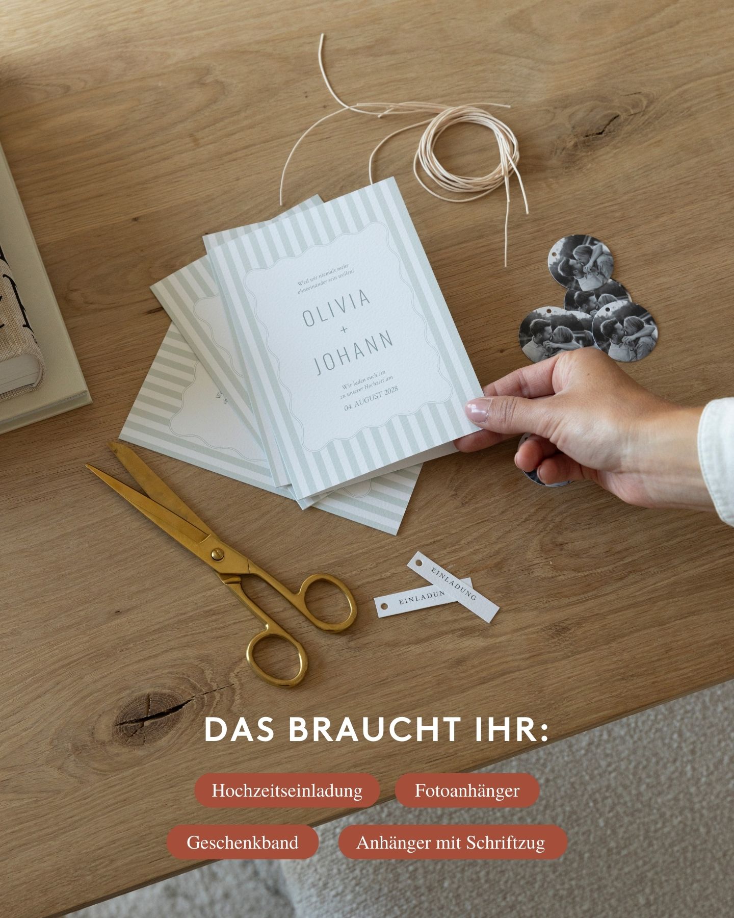  DIY-Hochzeitseinladung mit personalisiertem Fotoanhänger. Alle Materialien im Überblick: Einladung, Fotoanhänger, Band, Schere.