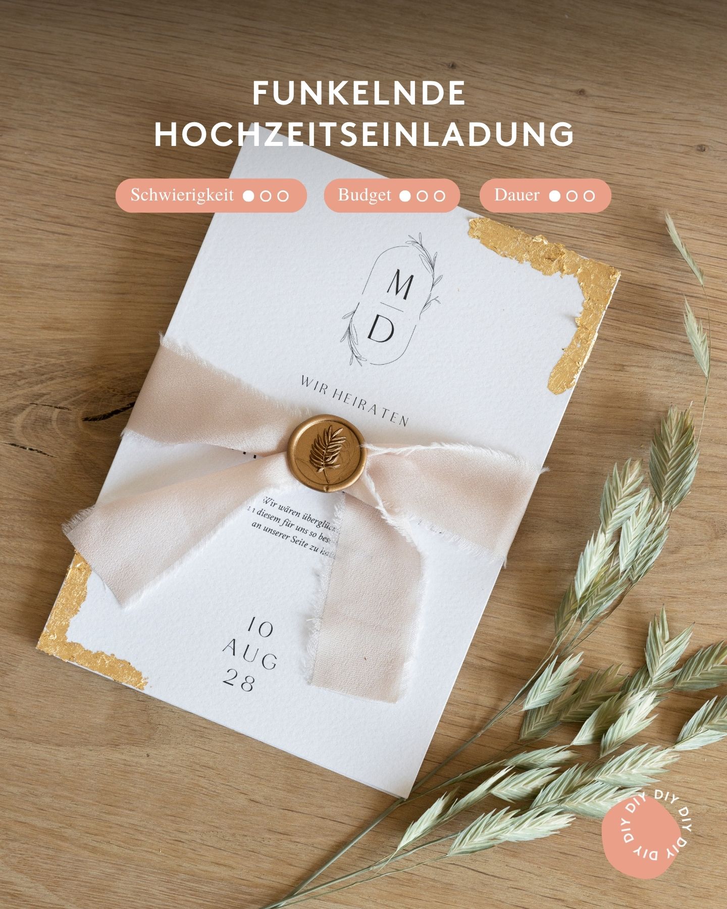 DIY Hochzeitseinladung mit goldener Veredelungen aus Folienflocken.