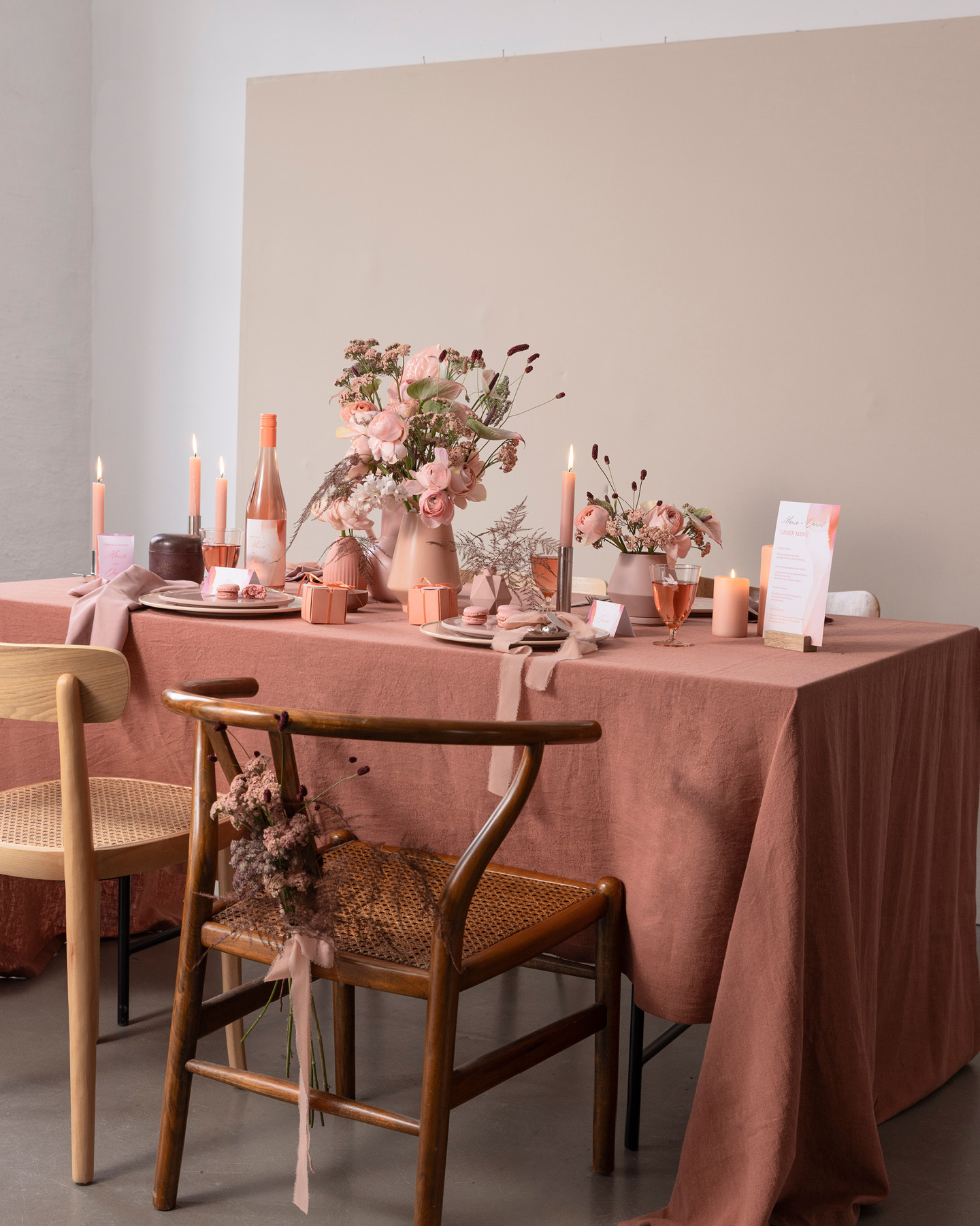 Schön gedeckter Hochzeitstisch in Peach Fuzz mit abgestimmter, personalisierter Papeterie