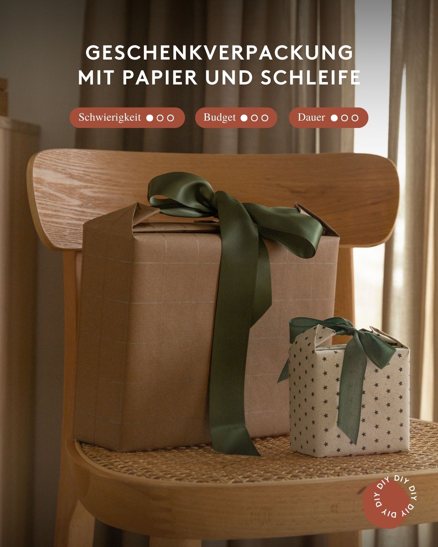 2 mit Papier und grüner Satinschleife verpackte Weihnachtsgeschenke auf einem Stuhl