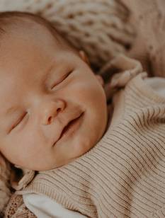 Schlafendes Baby  auf Strickdecken gekuschelt